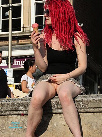 130729 - Upskirt - Photo 23