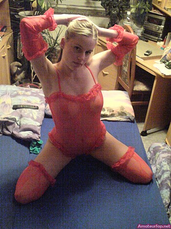 Amazing Busty Blonde Homemade Pics - Photo 16