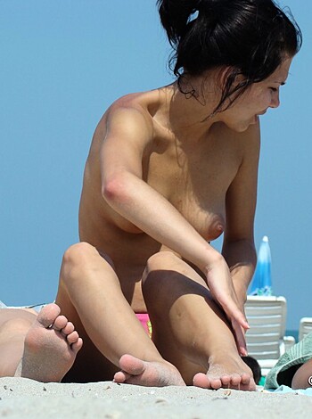 Topless Girls on the Beach - 055 - Photo 31