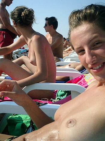 Topless Girls on the Beach - 043 - Photo 22