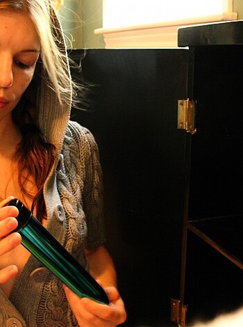 Attractive Girl Puts A Dildo In Her Slimy Cunt - Photo 13