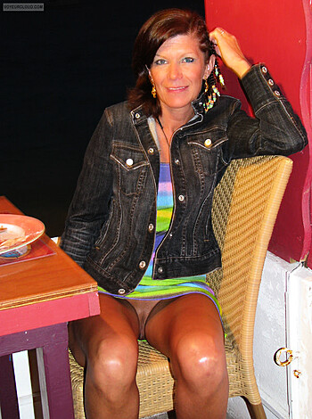 120624 - Upskirt - Photo 3