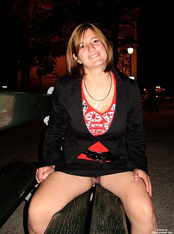 120624 - Upskirt - Photo 21