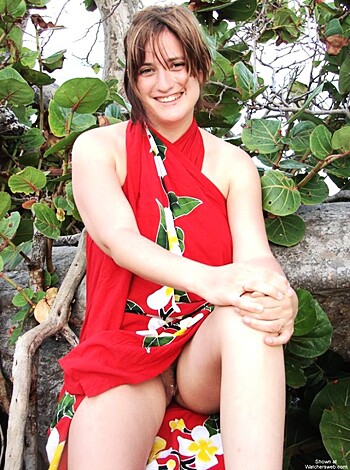 120624 - Upskirt - Photo 20
