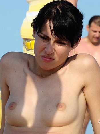 Topless Girls on the Beach - 200 - Photo 20