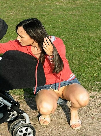 121218 - Upskirt - Photo 9
