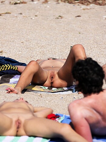  Nude Girls on the Beach - 139 - Photo 3
