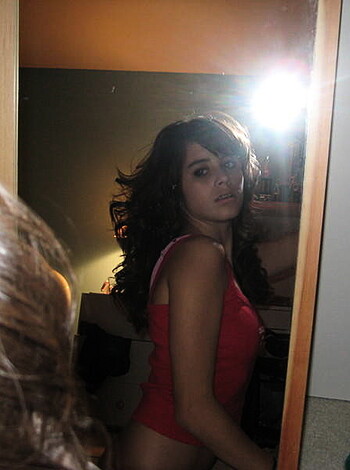 Gorgeous Brunette posing - Photo 3