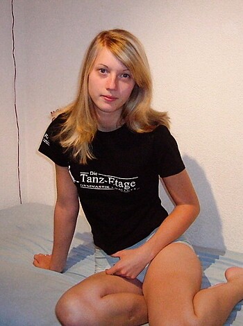 """
Fucking hot chick taking it up the ass on a mattress.
""