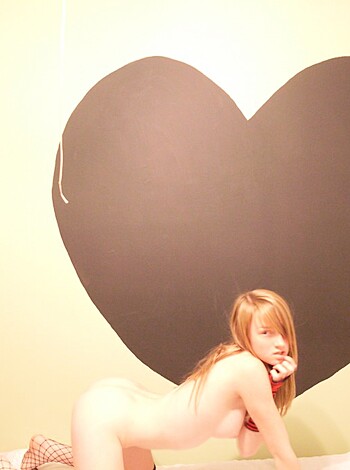 """
The bitch has got no clothes on and is fucking stacking her shits, looking all sexy as fuck for the cameras.
"""
