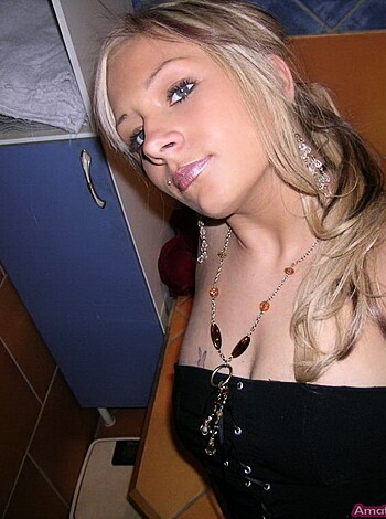 Horny  Blonde Felicity With Bubble Butt - Photo 7