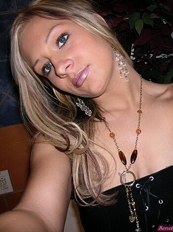 Horny  Blonde Felicity With Bubble Butt - Photo 8