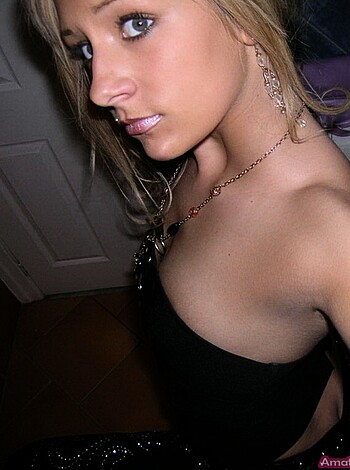 Horny  Blonde Felicity With Bubble Butt - Photo 10