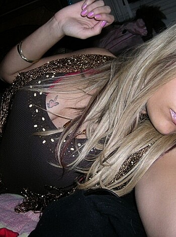 Horny  Blonde Felicity With Bubble Butt - Photo 33