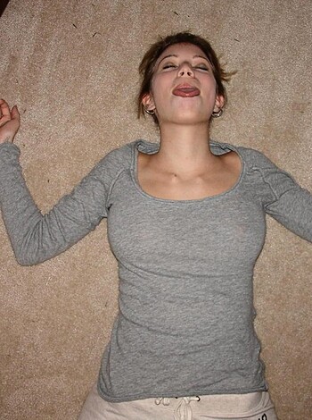 F**k that b*tch ass hoe! She’s f**king the rug with her t*ts out like some kind of dirty f**king whore!