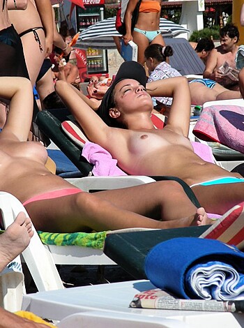 Topless Girls on the Beach - 167 - Crowded Beaches - Photo 12