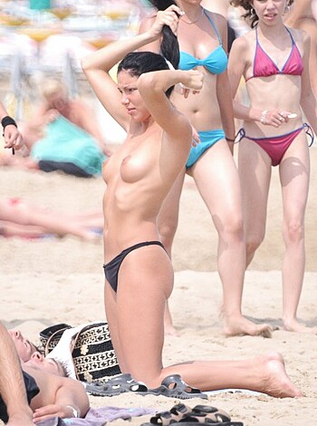 Topless Girls on the Beach - 167 - Crowded Beaches - Photo 23