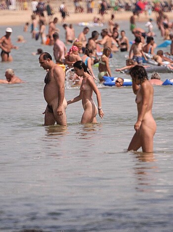 Topless Girls on the Beach - 167 - Crowded Beaches - Photo 24