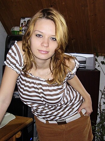 Super Cute Babe Shows Her Personal Picture Collection - Photo 2
