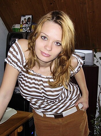 Super Cute Babe Shows Her Personal Picture Collection - Photo 3