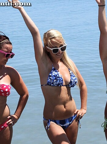 Beach - Yasmin and friends - Photo 80