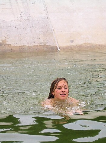 Here's a fucking hot babe swimming topless as fuck.