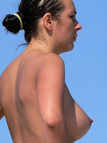 Topless Girls on the Beach - 044 - Photo 1