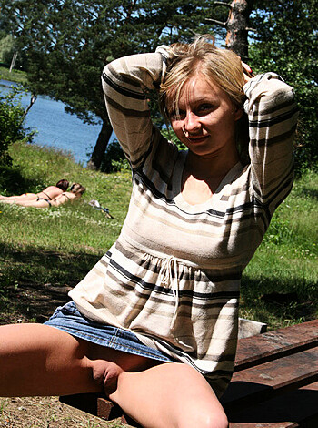 130413 - Upskirt - Photo 12