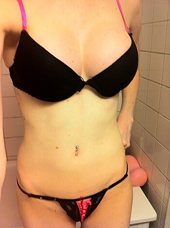 "Black bra and panties-clad babe with a round ass."