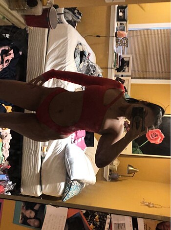 Vulgar description: This chick's got a hot bod, check out her tits and ass in that red bikini while she snaps a selfie with her phone.