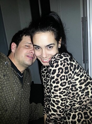 Fuckin' dude takes a selfie with his bitch, while she leans her ass on his broad shoulders.
