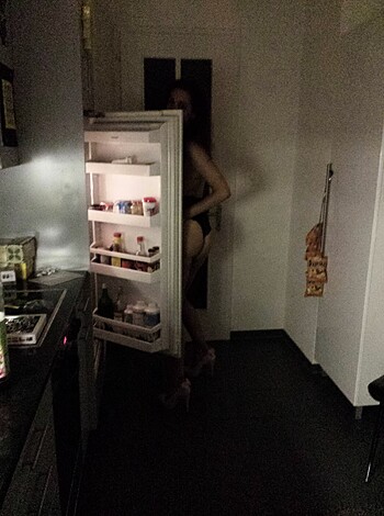 "This bitch is chillin', bare-assed on her ass in front of a fridge."