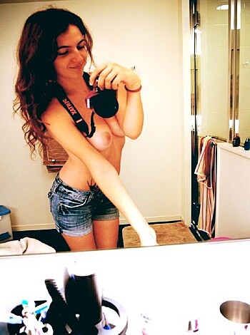 Amateur Babe takes Selfpics - Photo 5