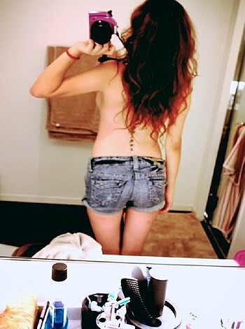 Amateur Babe takes Selfpics - Photo 6