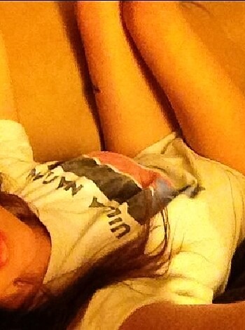 Amateur Babe takes Selfpics - Photo 11