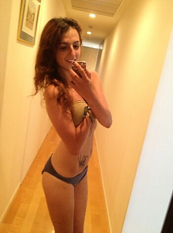 Amateur Babe takes Selfpics - Photo 42