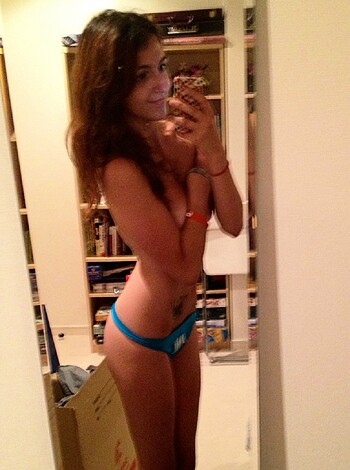 Amateur Babe takes Selfpics - Photo 64