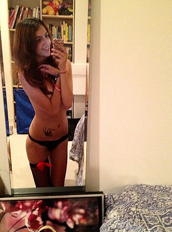 Amateur Babe takes Selfpics - Photo 74
