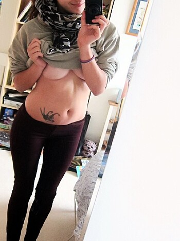 Amateur Babe takes Selfpics - Photo 82