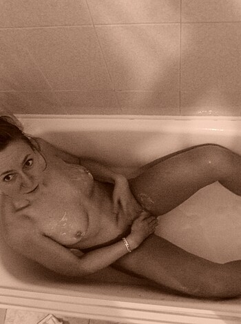 """
Here's a fat cunt slamming her twat on the edge of the tub.
"""