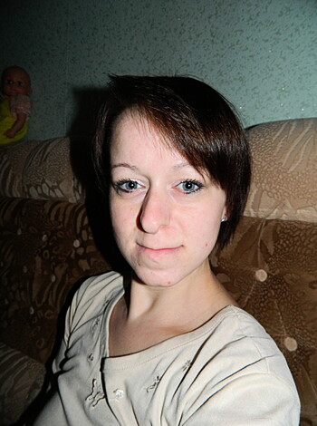 Shorthaired Wife shows her Pussy - Photo 7