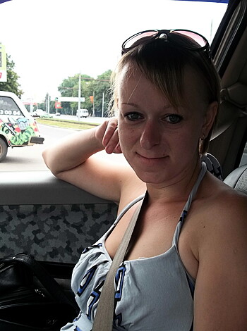 Shorthaired Wife shows her Pussy - Photo 25