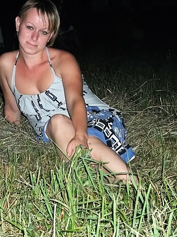 Shorthaired Wife shows her Pussy - Photo 26