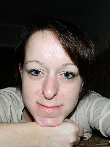 Shorthaired Wife shows her Pussy - Photo 18