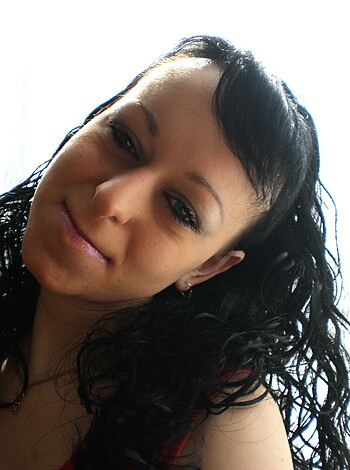 Shorthaired Wife shows her Pussy - Photo 37