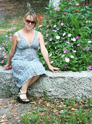 Shorthaired Wife shows her Pussy - Photo 29