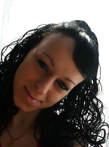 Shorthaired Wife shows her Pussy - Photo 35