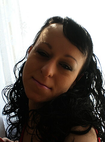 Shorthaired Wife shows her Pussy - Photo 32