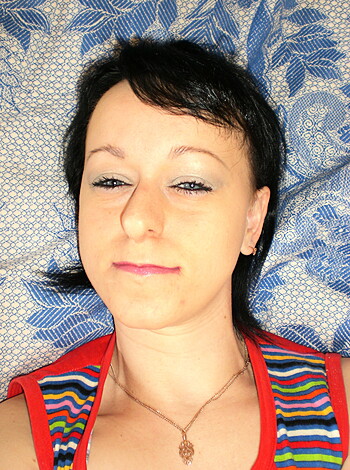 Shorthaired Wife shows her Pussy - Photo 30