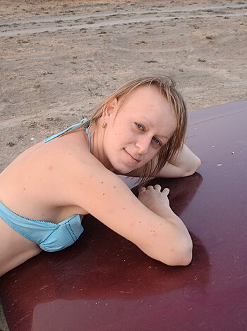 Shorthaired Wife shows her Pussy - Photo 43